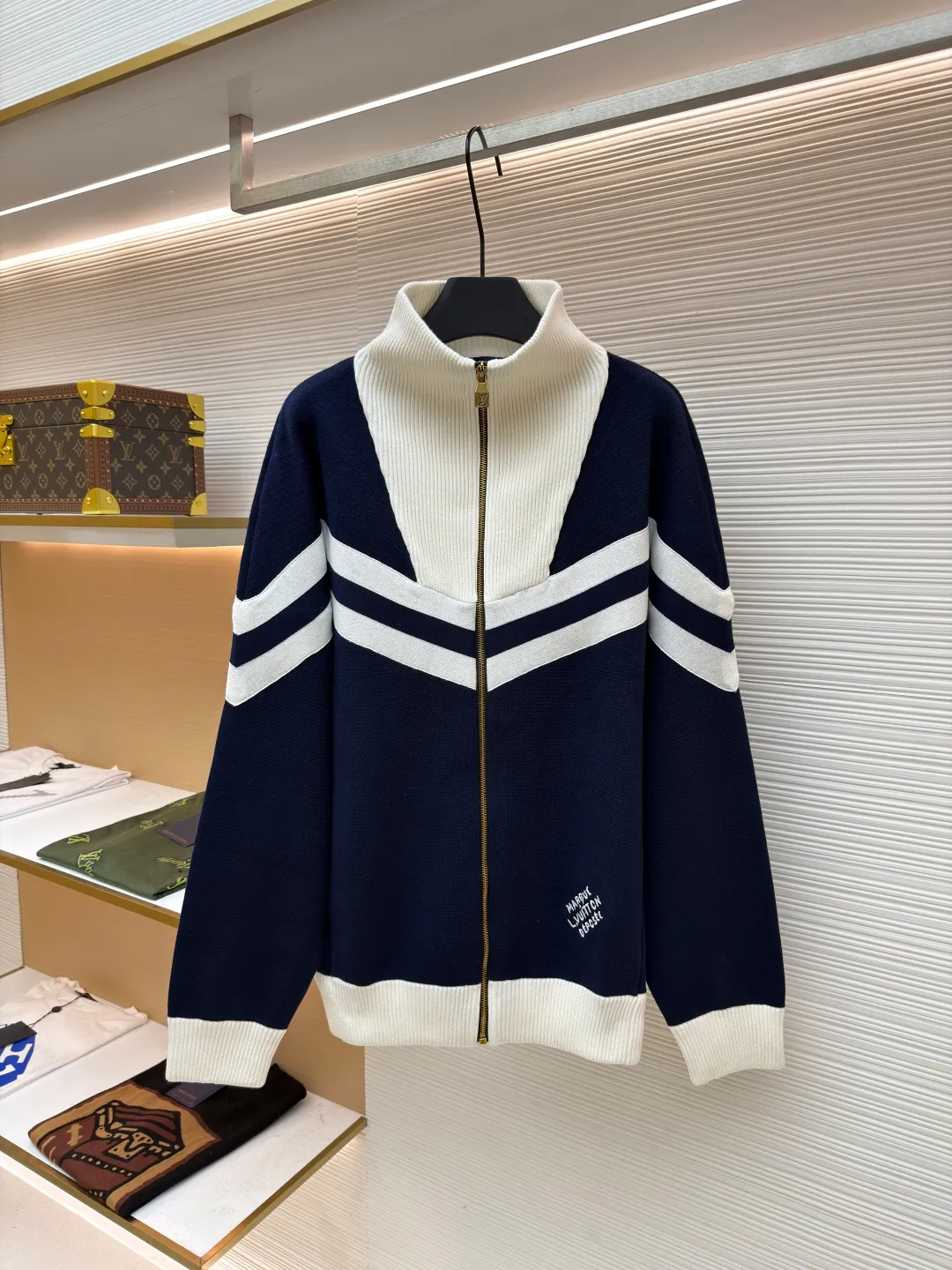 LOUISVUITTON line-tone embroidered jacket ●Original version: purchased and developed in 19899 ●Item number: 1680861-B75 ●Fabric: combed cotton fabric ●Technology: embroidery production ●Version: fitted version ●Weight: about 965 grams ●Size: S-M-L-XL ●Description: The yarn is made of [2/40 count 100% combed cotton], It is made of [14-needle computer woven piece], the whole piece is solid sesame base, [about 160 minutes], the blue and white strips are [hair hanging method], and the weaving time is longer [about 70 minutes]; when sewing, the hem ribs and cuff ribs need to be [stitched in double layers], the collar bone is wrapped so that it does not show up, [the collar needs to be sewn twice], the bottom bone and the shirt body bone are not in the same line When sewing the sleeves, you need to sew in a circle, which takes a long time to sew. After embroidering, you need to carve the blue and white strips of tape and the zipper. When flat sewing, you need to pay special attention to the straight position of the straps, which can easily become skewed. The zipper is [inside the rib position], and the collar is very high. It is difficult to sew the zipper. The entire production process requires too many steps, and the wool is white, so it is very easy to get dirty, which increases the finishing time and the defective rate. The overall wiring is straight and delicate, the fabric is comfortable and soft, and the color is consistent without color difference. It can be matched with the same style to create a fashionable look and control various occasions. Customized accessories, complete with three standards, same style for men and women!